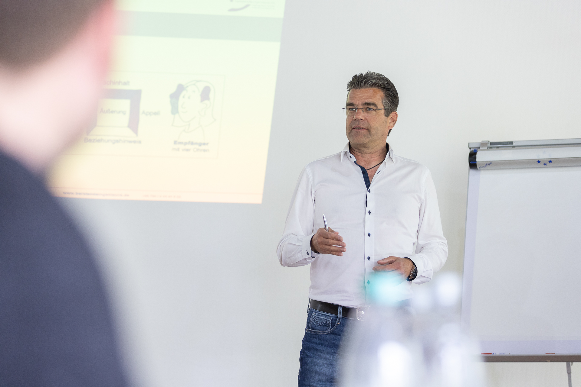 Berater im Workshop mit Flipchart